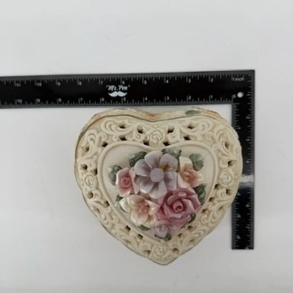 Vintage Style Heart Shaped Ceramic Floral Trinket Box Lattice Lid Gold Trim